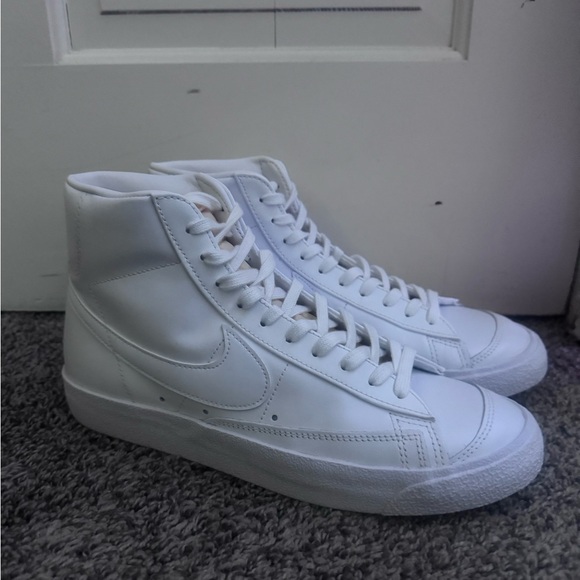 white nike blazers - Picture 2 of 5